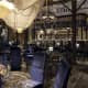 Круглые столы тёмного оттенка бирюзы. Современные интерьеры ресторанов. Фото 028