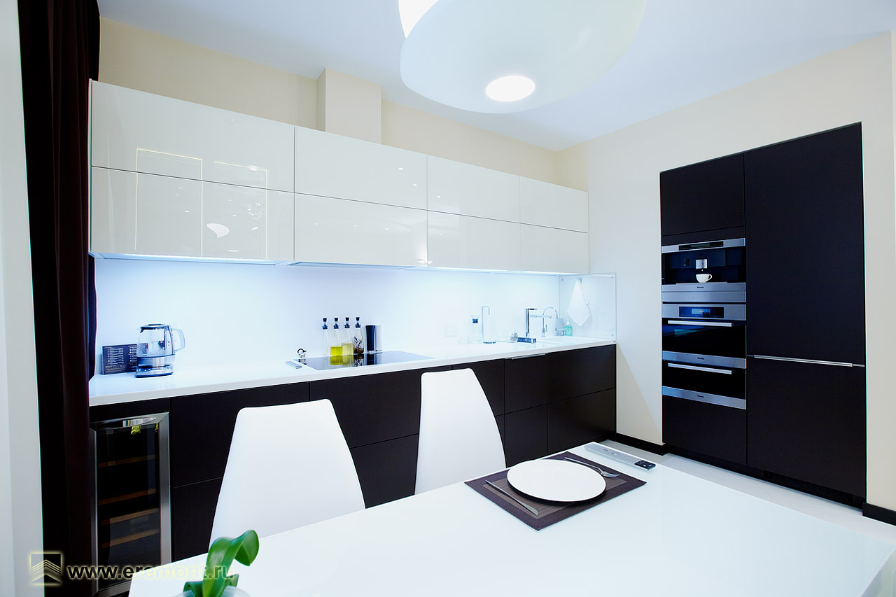 Кухня с белоснежными шкафчиками белого цвета с глянцевой поверхностью