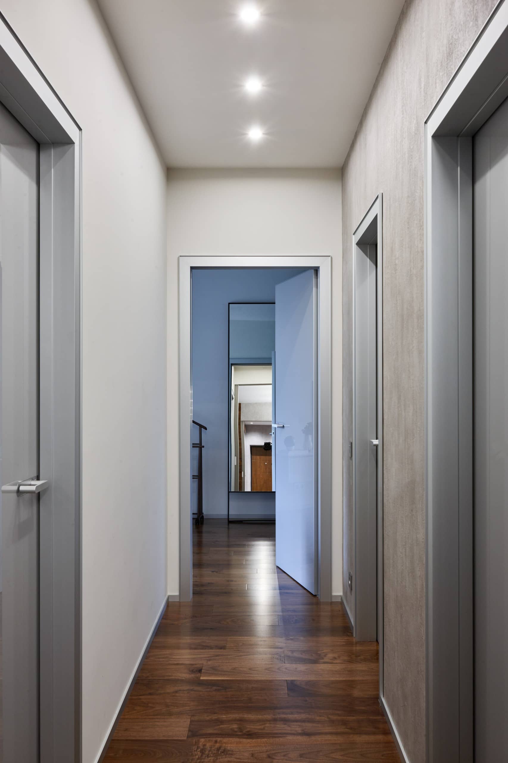 Небольшой коридор с серыми дверьми