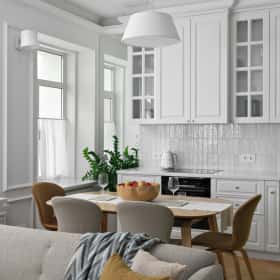 Белоснежная кухня в неоклассическом стиле