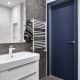 Дверь матового, синего цвета для входа в ванную комнату. Дизайн и ремонт квартиры в ЖК «Доминион» — Аскетичный интерьер. Фото 032