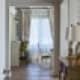 Классическая белая тумба в гостиной как элемент хранения. Дизайн и ремонт дома в ЖК «Мишино» — Яркий взгляд на вещи. Фото 07