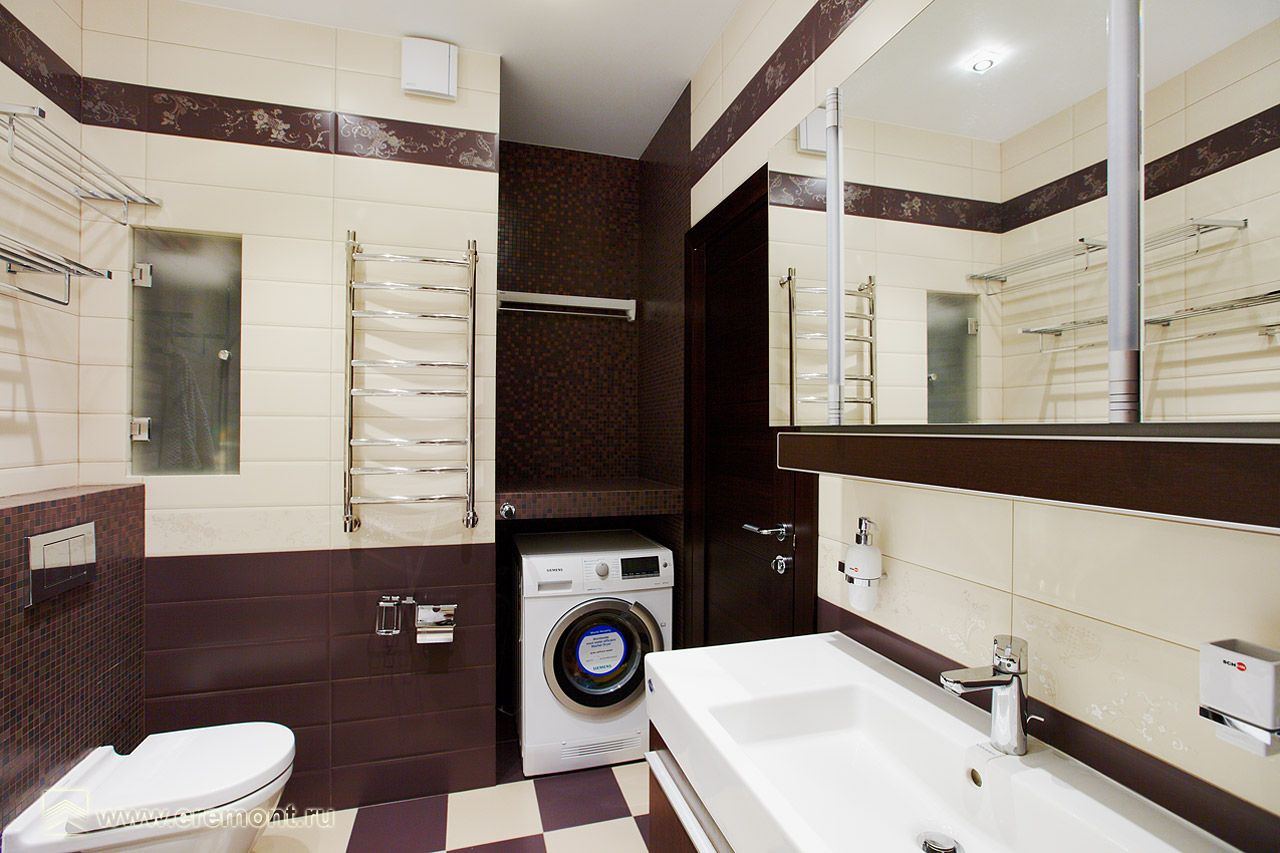 Детали для ванной выполнены из мелкой квадратной плитки разных оттенков коричневого