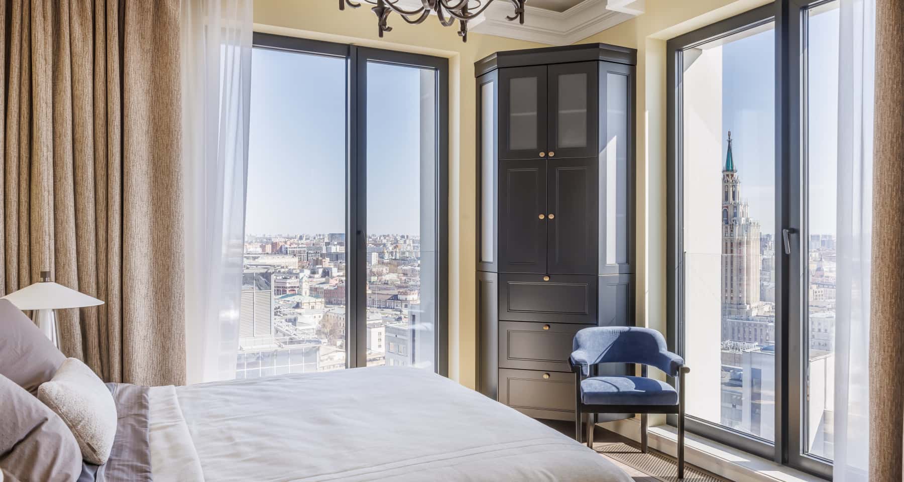 Спальня в угловой квартире