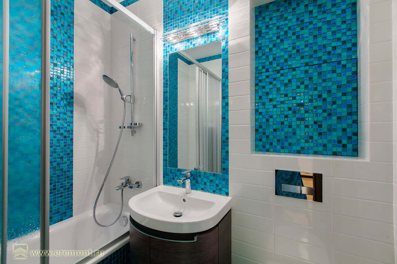 Квадратная мозаика бирюзовых  голубых тонов в ванной