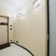Темная ванная комната с плиткой цвета тоффи. Интерьер в стиле минимализм. Фото 05