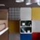 Украшения, лампы синего и жёлтого цвета. Дизайн и ремонт квартиры в ЖК «Wellton Park» — Алиса в стране чудес. Фото 053