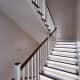 Освещение лестницы. Дизайн и ремонт таунхауса в ЖК «Парк Авеню» — Изысканный комфорт. Фото 031