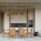 Оформление интерьера гостиной-кухни трехкомнатной квартиры в светло серый цвет в современном стиле. Фото № 63960.