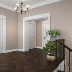 Коридор-лестница в классическом стиле с кованой лестницей и растениями