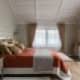 Симметричная расстановка мебели в спальне. Дизайн и ремонт дома в ЖК «Мишино» — Яркий взгляд на вещи. Фото 057