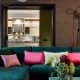 Подушки на диване яркого фиолетового цвета для контраста. Дизайн и ремонт квартиры в ЖК «Wellton Park» — Алиса в стране чудес. Фото 025