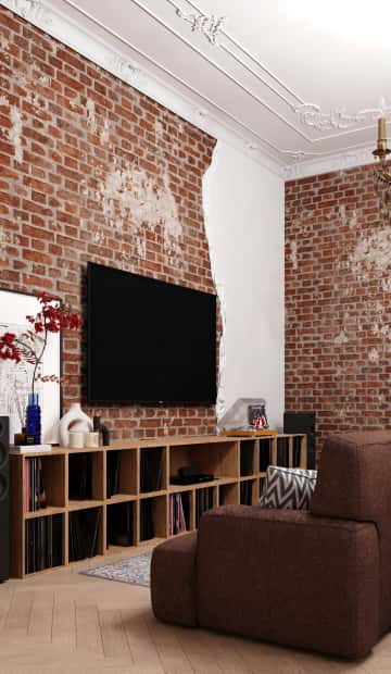 Диван благодаря своему цвету теряется на фоне кирпичной кладки