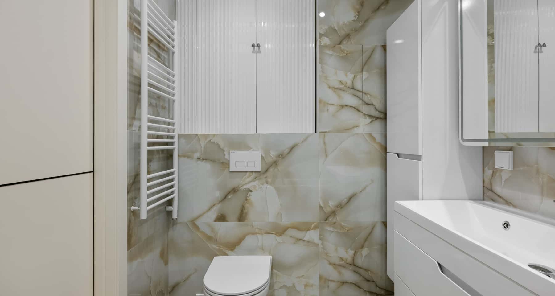 Санузел с отделкой под мрамор