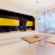 Кухня с глянцевыми шкафчиками жёлтого и чёрного цвета. Дизайн и ремонт квартиры на ул.Талалихина — Разноцветное решение. Фото 017