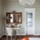 Небольшой туалетный столик с зеркалом в массивной деревянной раме. Дизайн и ремонт дома в ЖК «Мишино» — Яркий взгляд на вещи. Фото 059