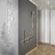 Высокие белые двери с серебристыми деталями. Дизайн и ремонт квартиры в ЖК «Петровский» — Новый горизонт. Фото 01