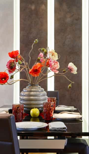 Стол тёмного цвета с глянцевой поверхностью