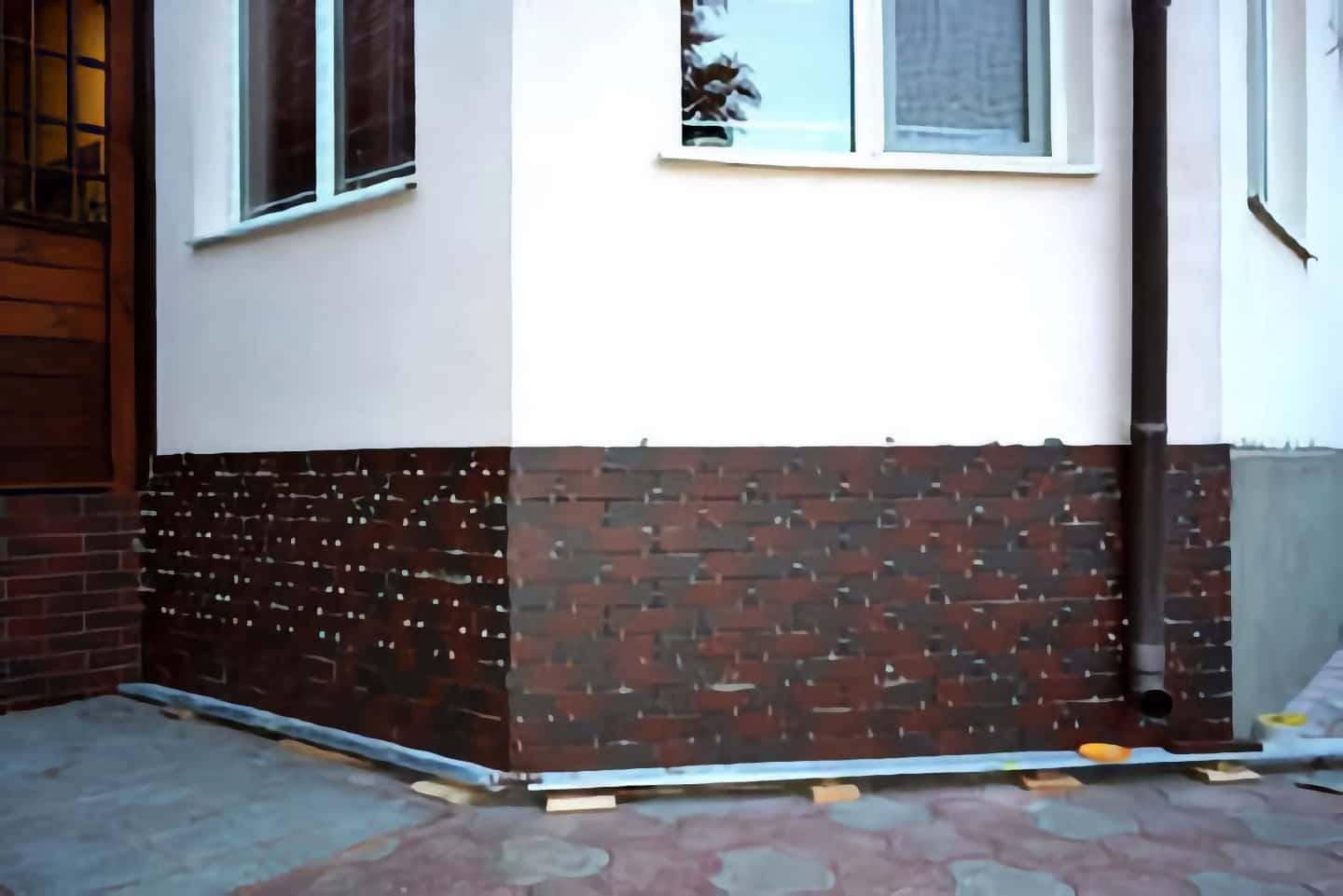 Облицовка плиткой цоколя здания