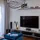 Яркий диван с бархатистой обивкой в гостиной. Дизайн и ремонт квартиры в ЖК «Дубровская Слобода»  — Возвращение к простоте. Фото 08