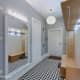 Большое зеркало в ванной комнате. Дизайн и ремонт квартиры в ЖК «Четыре солнца» — Элегантная простота. Фото 04