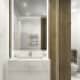Длинное зеркало с белой рамой в гардеробной. Дизайн и ремонт квартиры в ЖК «Петровский» — Новый горизонт. Фото 040