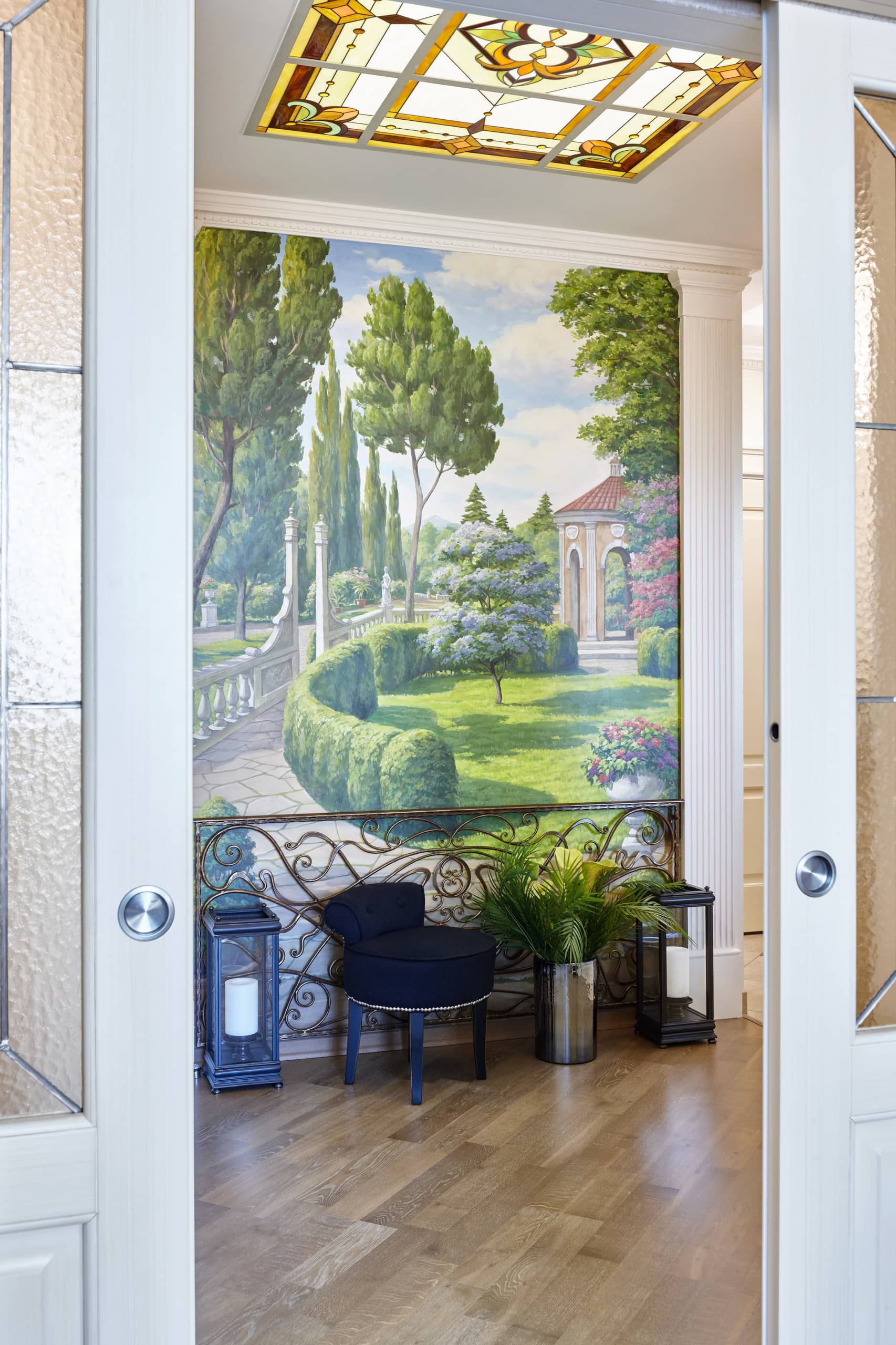 Фреска в холле с изображением французского сада