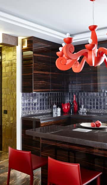 Подушки с вышивками чёрного цвета