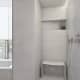 Ванная комната с ванной около панорамного зеркала. Дизайн и ремонт квартиры в ЖК «Крылатские холмы» — Гармония формы. Фото 0150