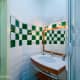 Дверь в цвет ванной комнаты отлично дополняет интерьер. Дизайн и ремонт в квартире в ЖК «Миракс Парк» — Чудеса Классики. Фото 029