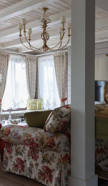 Общий вид гостиной с камином в стиле прованс