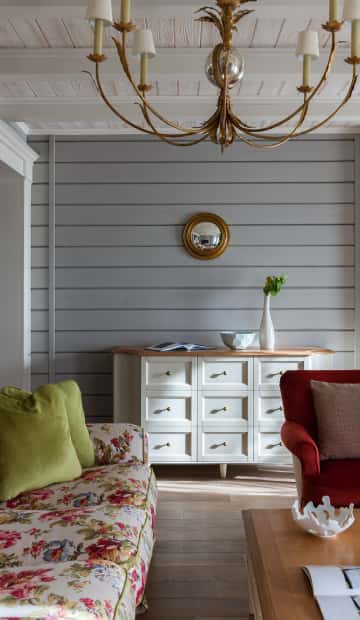 Классическая белая тумба в гостиной как элемент хранения