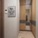 Узкие деревянные полосы проходящие по стене рядом с телевизором, для необычного интерьера. Дизайн и ремонт квартиры в ЖК «Вандер Парк» — Обитель магов. Фото 02