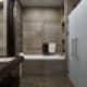 Каменные панели в ванной цвета золотистого песка. Дизайн и ремонт квартиры в ЖК «Barkli Park» — Витрувианская квартира. Фото 037