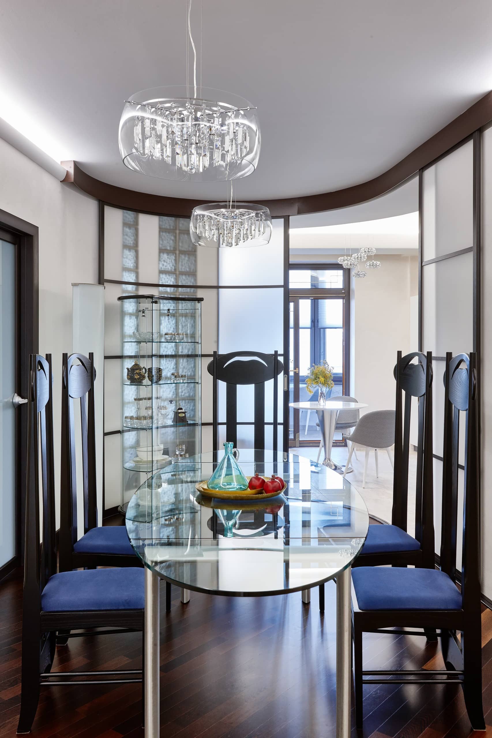 Стол в столовой имеет прозрачную поверхность для современного интерьера
