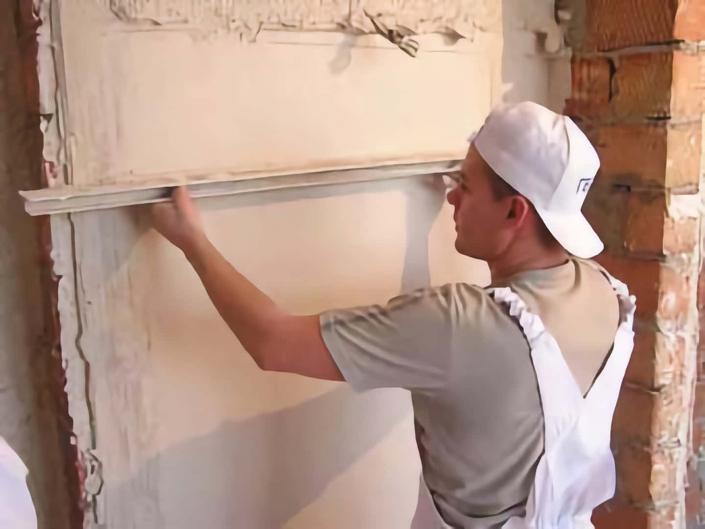 Оштукатуривание стен по маякам