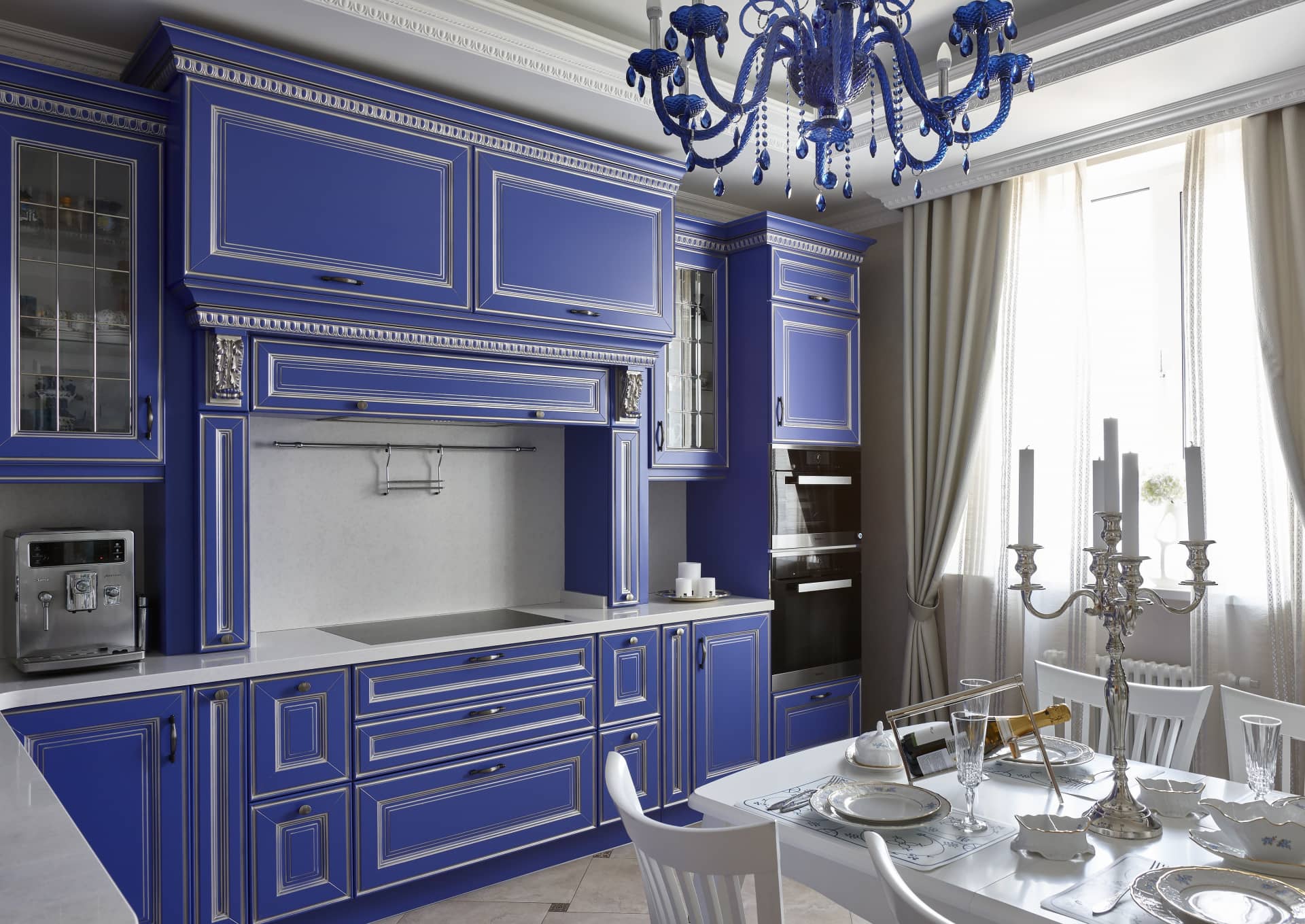Кухня синего цвета с серебристыми вставками для роскоши