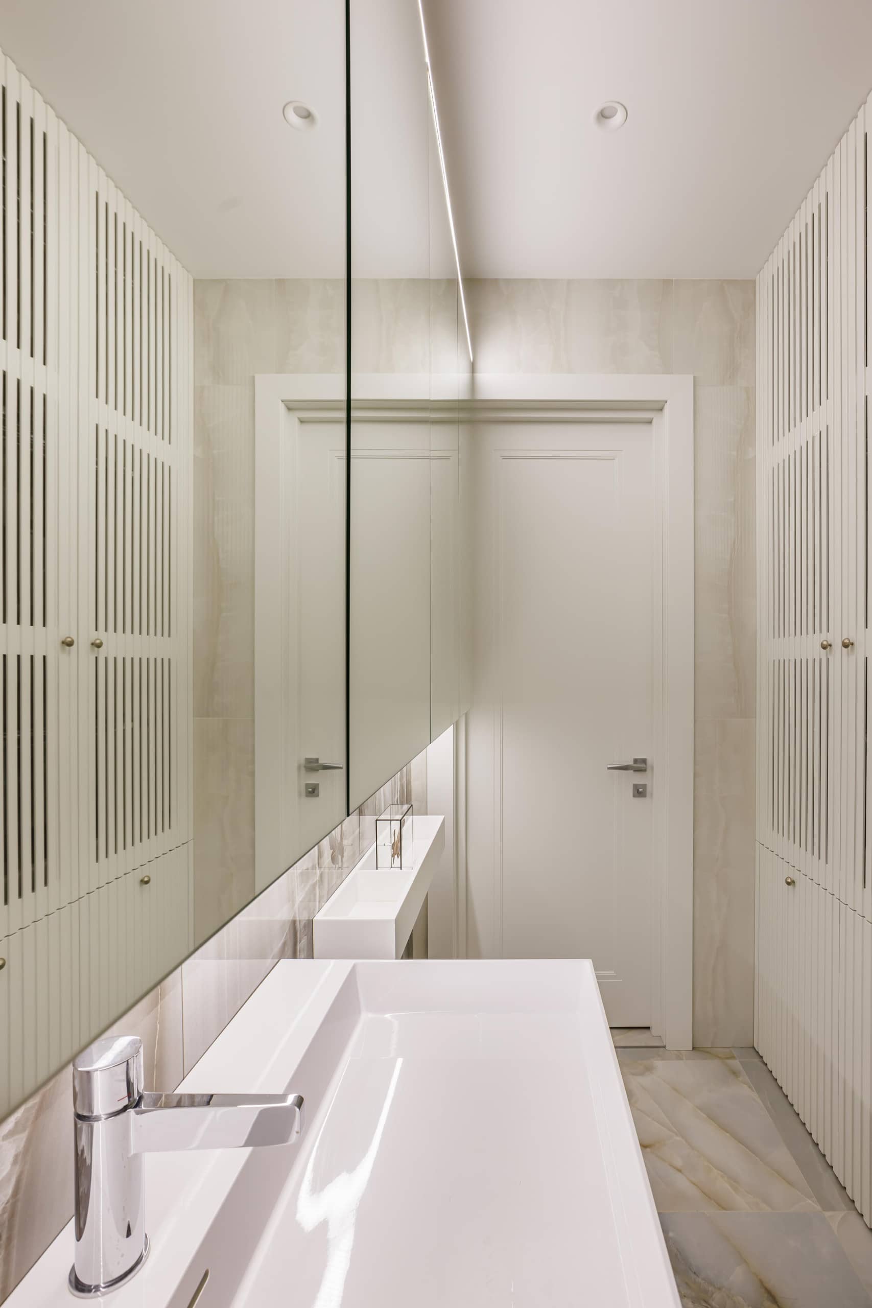 Оформление интерьера ванной комнаты в белый цвет. Фото № 71660.