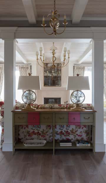 Консоль как элемент зонирования в гостиной