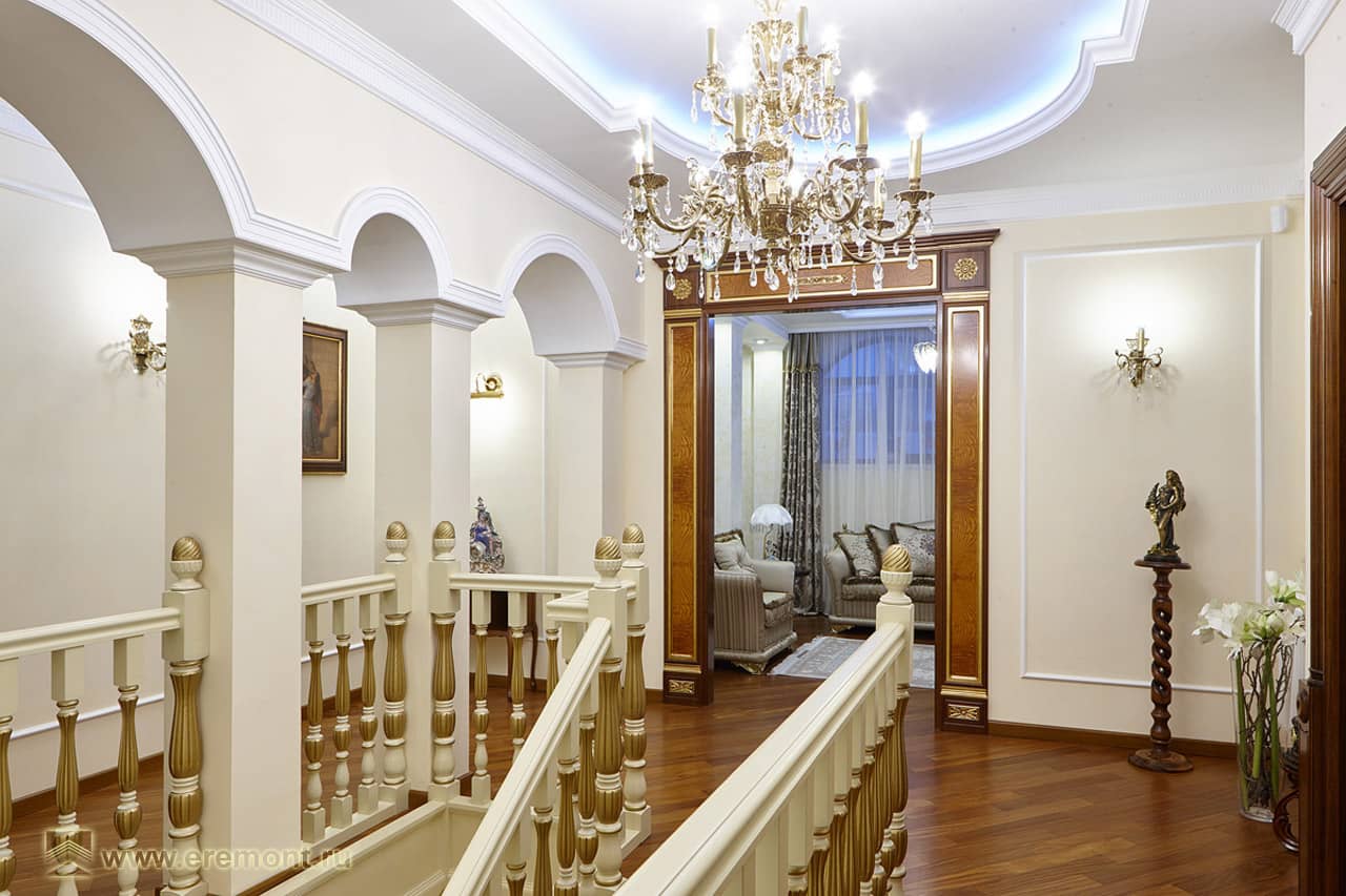 Частный дом в классическом стиле &mdash; фото лестницы внутри
