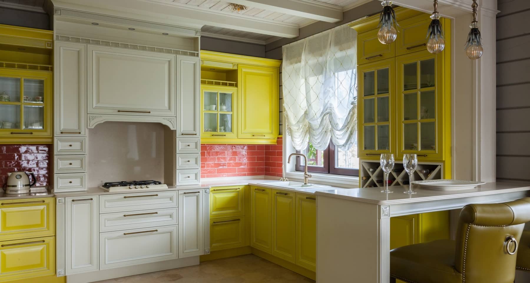 Дизайн бело-желтой кухни дома в стиле прованс