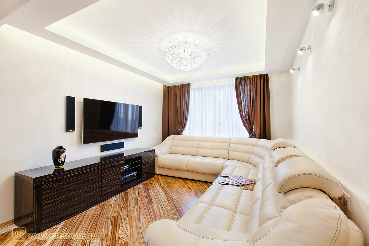 Угловой диван из кожи, кремового цвета для роскошного интерьера