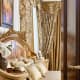 Классическое зеркало в виде окна в золотой оправе. Дизайн и ремонт коттеджа в Павлово — Домик бабушки. Фото 033