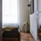 Цветочная ваза светлого серого оттенка для современного интерьера. Дизайн и ремонт квартиры в ЖК «Вилланж» — Элегантная квартира. Фото 034