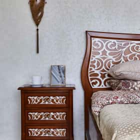 Узоры на мебели, светильниках и рисунок на обоях создают восточный шарм