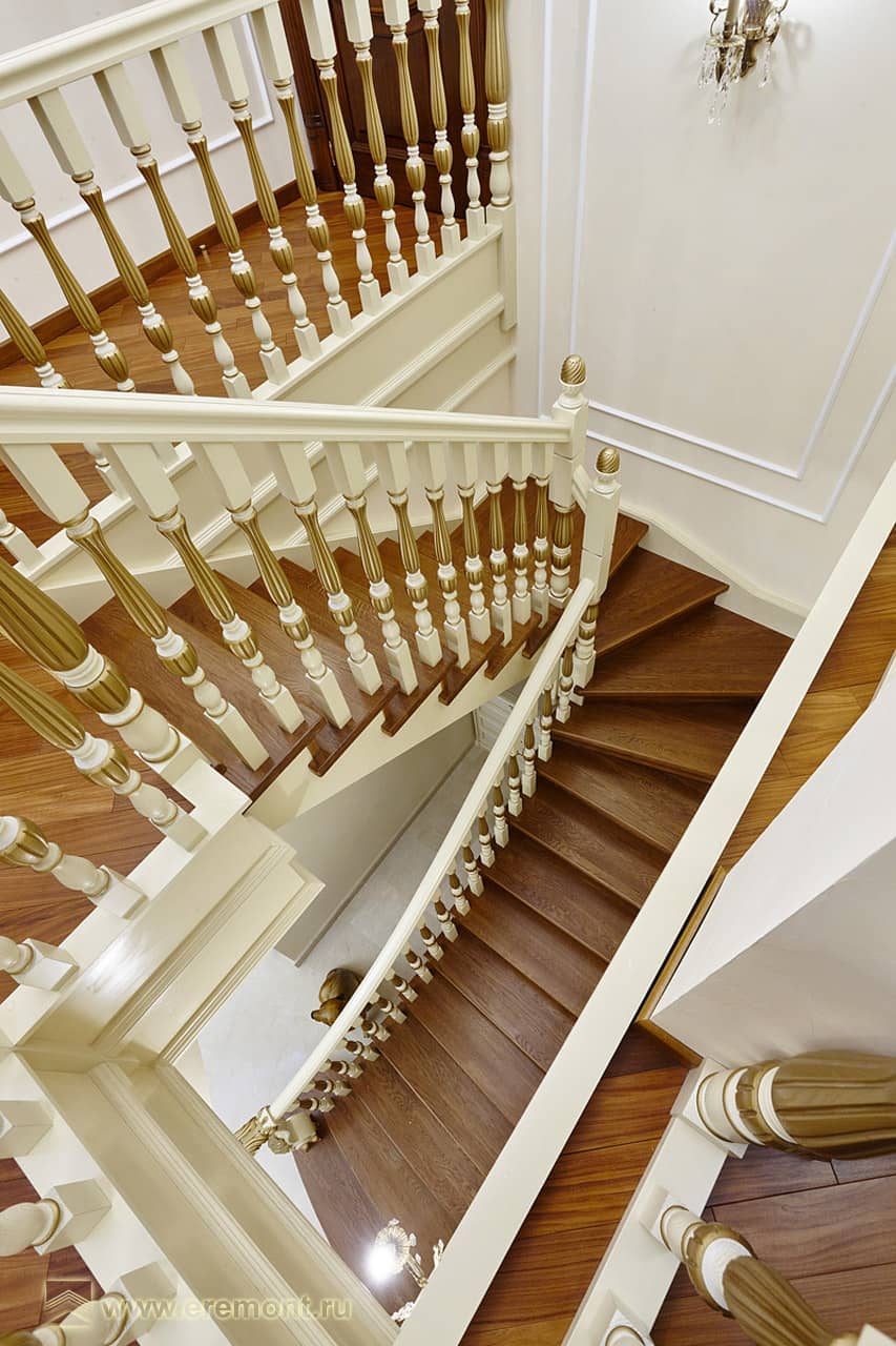Лестница в классическом стиле из породы дерева цвета золотого ореха