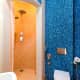 Шторка для ванной цвета шаронской розы акцентирует на себе часть внимание в этой комнате. Дизайн и ремонт квартиры в ЖК «DOMINION» — Квартира-ракушка. Фото 034