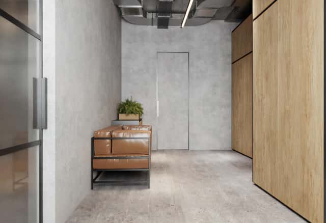 Фотографии нежилых помещений. В стене справа от входа обустроили два вещевых деревянных шкафа.