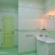 Дверь в цвет ванной комнаты отлично дополняет интерьер. Дизайн и ремонт в квартире в ЖК «Миракс Парк» — Чудеса Классики. Фото 027