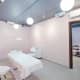 Раковина со шкафчиками белого цвета в углу комнаты. Дизайн и ремонт салона «Персона» —  Салон красоты. Фото 021